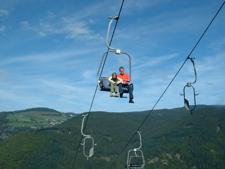 Nach einer kurzen Instruktion, wie die Rodelschlitten funktionieren und wie sicher dies System ist, wurden dann die letzten Zweifel auch zerstreut. Die Kids donnerten zuerst Talabwärts.